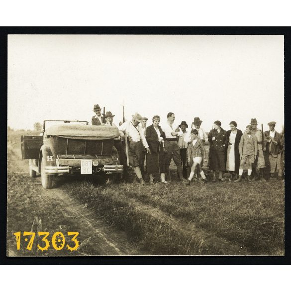 Vadászat, Bikács, kabrió autó, jármű, közlekedés, puska, 1930-as évek, Eredeti fotó, papírkép.  