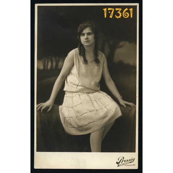 Proszig műterem, elegáns lány nyaklánccal, furcsa háttér, Óbuda, 1927.  Eredeti fotó, papírkép. 