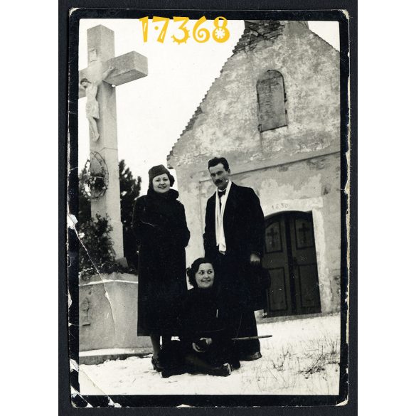 Piliscsaba, Kálvária Kápolna, elegáns hölgyek és úr a kőkeresztnél, egyház, vallás, 1930-as évek Eredeti fotó, papírkép. 