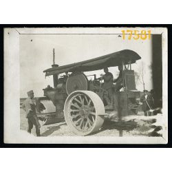   Magyar katona úthengerrel, egyenruha, munkás, 1. világháború, jármű, közlekedés, 1910-es évek, Eredeti fotó, papírkép.   