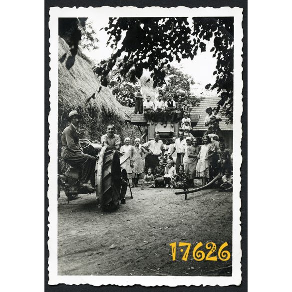 Traktor, gazdasági udvar, cséplőgép, mezőgazdaság, munkások, paraszt, 1938, 1930-as évek Eredeti fotó, papírkép. 
