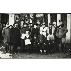   Magyar katonák egyenruhában, 1. világháború, családi kép katonákkal, kalap, muff, szőrme 1919, Eredeti fotó, papírkép. 