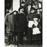 Magyar katonák egyenruhában, 1. világháború, családi kép katonákkal, kalap, muff, szőrme 1919, Eredeti fotó, papírkép. 