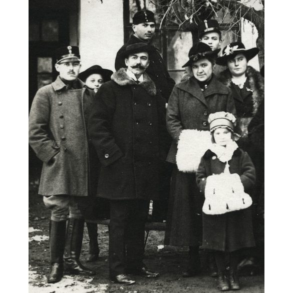 Magyar katonák egyenruhában, 1. világháború, családi kép katonákkal, kalap, muff, szőrme 1919, Eredeti fotó, papírkép. 