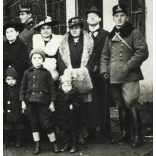 Magyar katonák egyenruhában, 1. világháború, családi kép katonákkal, kalap, muff, szőrme 1919, Eredeti fotó, papírkép. 