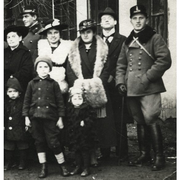 Magyar katonák egyenruhában, 1. világháború, családi kép katonákkal, kalap, muff, szőrme 1919, Eredeti fotó, papírkép. 