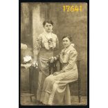 Illiás Anna műterem Orosháza, elegáns hölgyek virággal, 1910-es évek, Magyarország, divat, Eredeti fotó, papírkép. 