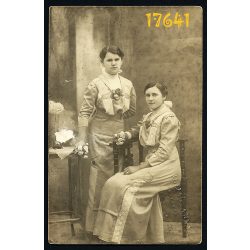   Illiás Anna műterem Orosháza, elegáns hölgyek virággal, 1910-es évek, Magyarország, divat, Eredeti fotó, papírkép. 