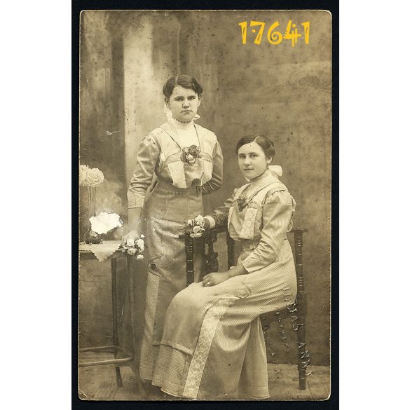 Illiás Anna műterem Orosháza, elegáns hölgyek virággal, 1910-es évek, Magyarország, divat, Eredeti fotó, papírkép. 