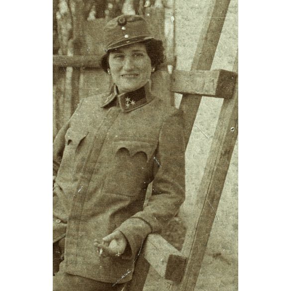 Katona hölgy egyenruhában, cigarettával, 1. világháború, Magyarország, 1910-es évek, Eredeti fotó, papírkép. 