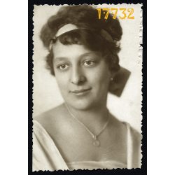   Singer Rózsi műterem, Temesvár, elegáns hölgy nyaklánccal, 1919, Eredeti fotó, papírkép. 