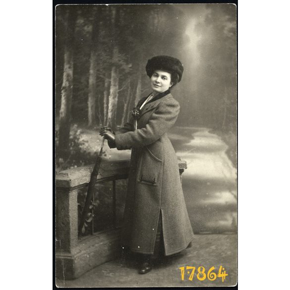 Waitzner műterem, elegáns hölgy esernyővel, , különös háttér,  1890-es évek, Budapest, Magyarország,  Eredeti fotó, papírkép.  