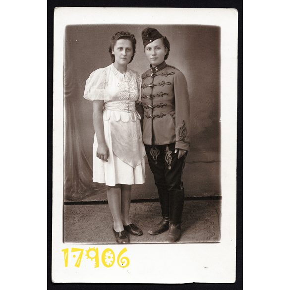 Pottok műterem, Nagykáta, nő huszár egyenruhában, 2. világháború, 1942, 1940-es évek, Eredeti fotó, papírkép.  