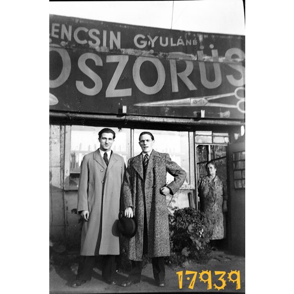 kirakat, cégér, üzlet, Lencsin Gyuláné köszörűs, férfiak egy üzlet előtt, Magyarország,  1930-as évek, Eredeti fotó negatív!  
