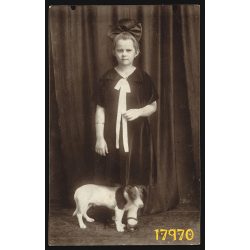   Grünbaum műterem, Beregszász, Nagyszőlős (V. Sevljus), kislány kutyával, masnival, 1910-es évek, Eredeti fotó, papírkép.  