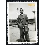 A Duna partján. Elegáns férfi kalappal, kesztyűvel. Margit híd, Budapest, városkép,  1933, 1930-as évek, Eredeti fotó, papírkép.  