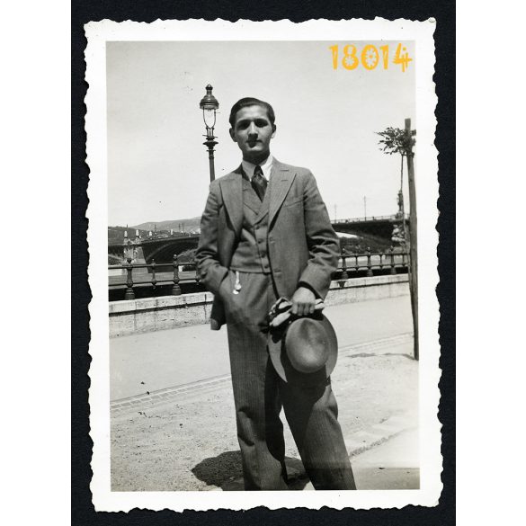 A Duna partján. Elegáns férfi kalappal, kesztyűvel. Margit híd, Budapest, városkép,  1933, 1930-as évek, Eredeti fotó, papírkép.  