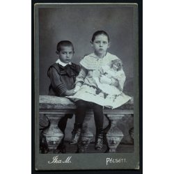   Ika műterem, Pécs, gyerekek babával, játék, matróz blúz, testvér, 1900-as évek, Eredeti CDV, vizitkártya fotó.   