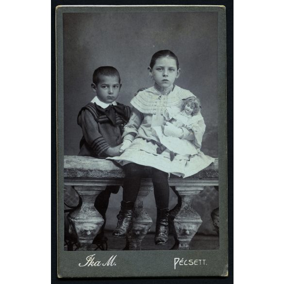 Ika műterem, Pécs, gyerekek babával, játék, matróz blúz, testvér, 1900-as évek, Eredeti CDV, vizitkártya fotó.   
