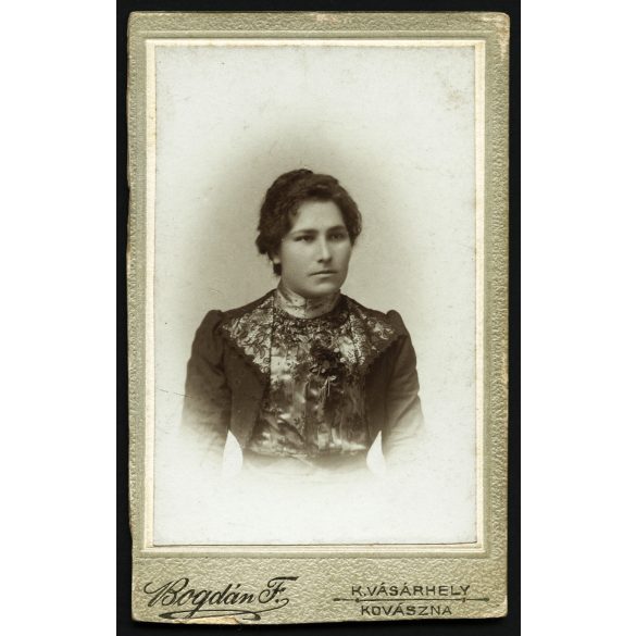 Bogdán műterem, Kézdivásárhely, elegáns hölgy portréja, különös ruha, Erdély, 1890-es évek, Eredeti CDV, vizitkártya fotó, alja, oldala vágott.   méret megközelítőleg (centiméterben): 6.5 x 10.5  Hasz