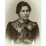 Bogdán műterem, Kézdivásárhely, elegáns hölgy portréja, különös ruha, Erdély, 1890-es évek, Eredeti CDV, vizitkártya fotó, alja, oldala vágott.   méret megközelítőleg (centiméterben): 6.5 x 10.5  Hasz