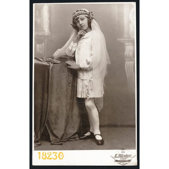 Kántor műterem Ungvár (Uzhorod), Kárpátalja,  császlóci lány elsőáldozási fotója, egyház, vallás, 1920-as évek, Eredeti fotó, papírkép. 