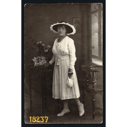  Pataki műterem Szombathely, elegáns hölgy kalapban, retiküllel, virágokkal, 1910-es évek, Eredeti fotó, papírkép.  