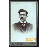 Móritz műterem, Keszthely, elegáns férfi portréja, bajusz, nyakkendő,  1890-es évek, Eredeti CDV, vizitkártya fotó. 