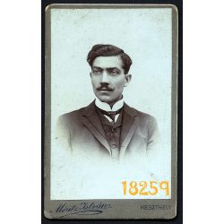   Móritz műterem, Keszthely, elegáns férfi portréja, bajusz, nyakkendő,  1890-es évek, Eredeti CDV, vizitkártya fotó. 