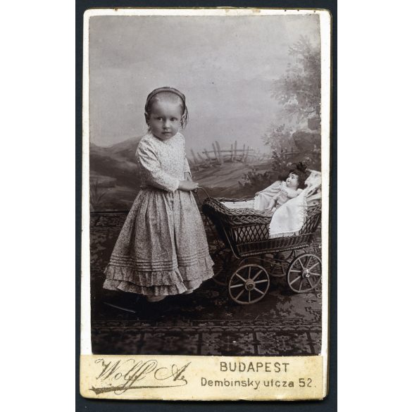 Wolff műterem, Budapest, kislány babával, játék babakocsival, különös háttér, 1900-as évek, Eredeti CDV, vizitkártya fotó. 