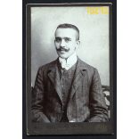 Kemény műterem, Kassa,  elegáns fiú bajusszal, csokornyakkendő, portré, Felvidék, 1900-as évek, Eredeti kabinet fotó.   