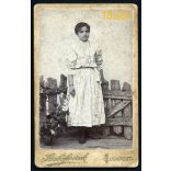 Szabó fivérek műterem, elegáns lány kerítéssel, virágokkal, különös háttér, Budapest, 1900-as évek, Eredeti CDV, vizitkártya fotó. 