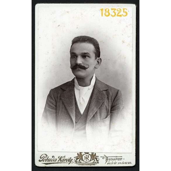 Pobuda műterem, elegáns úr bajusszal, nyakkendő, férfi portré, Budapest, 1890-es évek, Eredeti CDV, vizitkártya fotó.  
