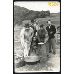   Katona egyenruhában, ebéd, bor, kondér, vicces, 1920-as évek, Eredeti fotó, papírkép.  