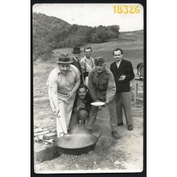   Katona egyenruhában, ebéd, bor, kondér, vicces, 1920-as évek, Eredeti fotó, papírkép.  