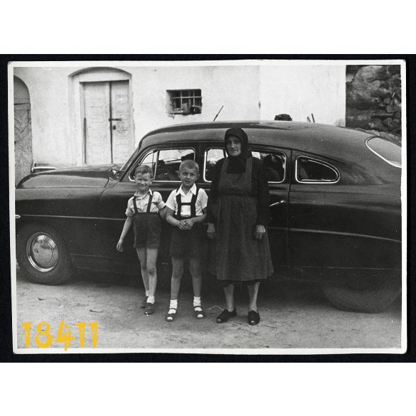 Hudson Hornet állami autó, nagymama, unokákkal, személygépkocsi, jármű, közlekedés, Magyarország 1950-es évek, Eredeti fotó, papírkép. 