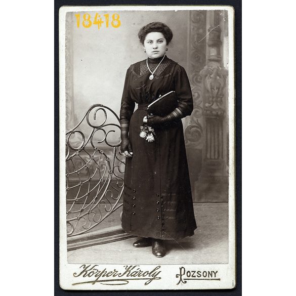 Körper műterem, Pozsony, Felvidék, elegáns hölgy kesztyűben, retiküllel, nyaklánc, ékszer, 1900-as évek, Eredeti CDV, vizitkártya fotó.  