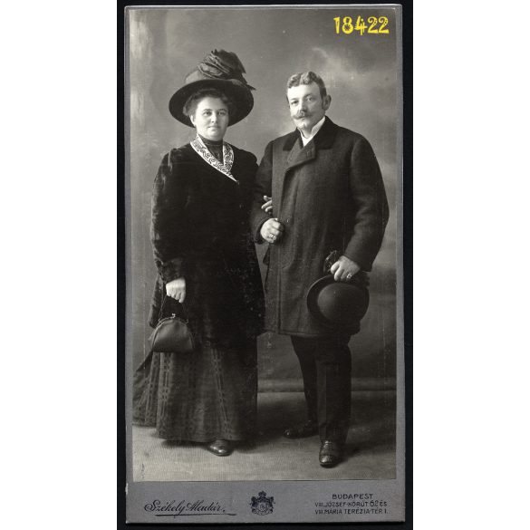 Székely Aladár műterme, Budapest,  elegáns házaspár ünneplőben, retikül, különös kalap, bajusz, 1900-as évek, Eredeti nagyméretű kabinet fotó. 