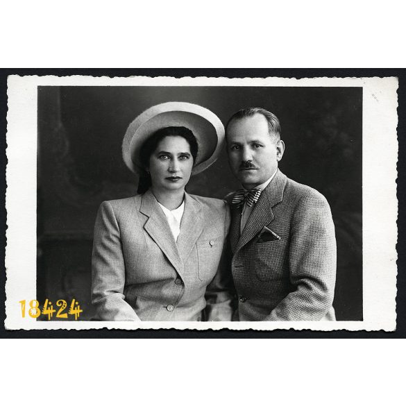 Beile műterem, Kolozsvár, Erdély, elegáns pár portréja, kalap, csokornyakkendő, 1940-es évek, Eredeti fotó, papírkép.   