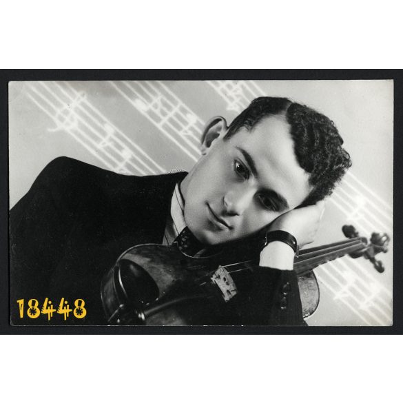 Burkos műterem Szilágysomlyó (Simleu Silvaniei), Erdély, fiú hegedűvel, különös háttér, zene, 1941, 1940-es évek, Eredeti fotó, papírkép. 