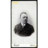 Gerber műterem, Budapest, elegáns úr portréja, bajusz, cvikker, 1900-as évek, Eredeti nagyméretű kabinet fotó.  