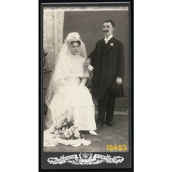 Pollák műterem, Kispest, esküvői kép, menyasszony, vőlegény, virág, bajusz, 1909, 1900-as évek, Eredeti nagyméretű kabinet fotó. 