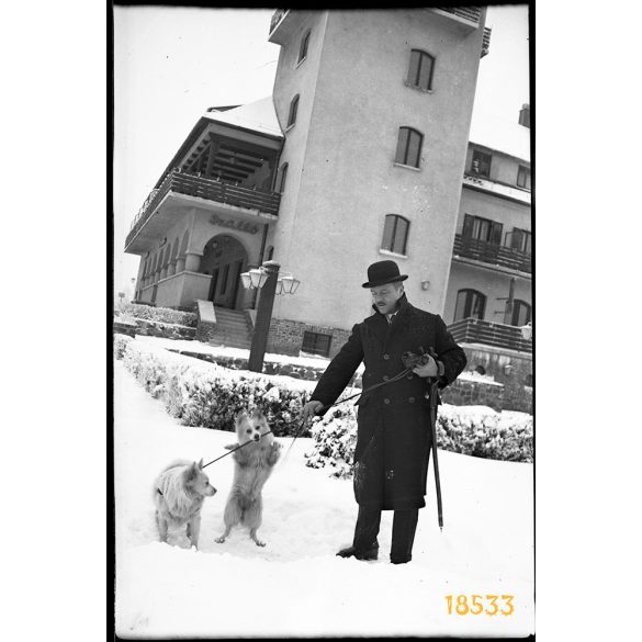 Golf Szálló, Svábhegy, Budapest, elegáns úr kutyákkal, keménykalap, 1940-es évek, Eredeti fotó negatív!       