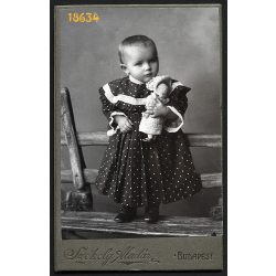   Székely Aladár műterme, Budapest, csinos kislány padon babával, játék, 1900-as évek, Eredeti CDV, vizitkártya fotó. 