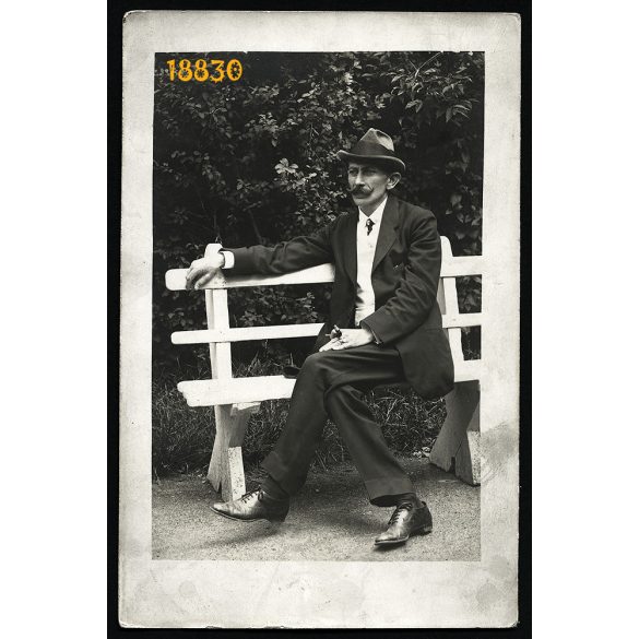 Bódy műterem, Rimaszombat, Felvidék, elegáns férfi kalapban, pipával, bajusszal,  1910-es évek, Eredeti fotó, papírkép. 