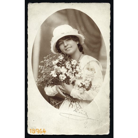 Varga műterem, Debrecen, csinos hölgy 'Pirike' kalapban, virágokkal, gyöngysorral, 1920., 1920-es évek, Eredeti fotó, papírkép.   
