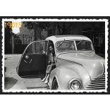 Hölgy EMW kelet-német gépkocsiban, autó, jármű, közlekedés, 1950-es évek, Eredeti fotó, papírkép. 