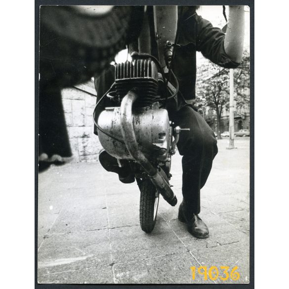 egykeréken Riga szovjet motorkerékpáron, jármű, közlekedés, Budapest, 1970-es évek, Eredeti fotó, papírkép.   