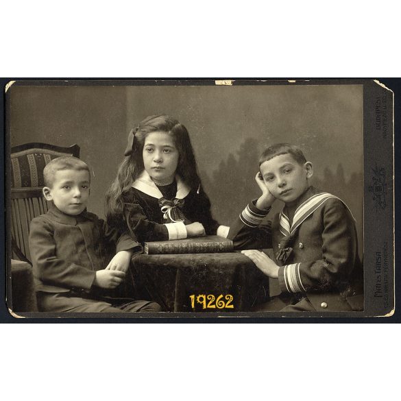 Mai és Társa műterem, gyerekek, testvérek, matróz blúz, iskolás, Budapest, 1900-as évek, Eredeti nagyméretű kabinet fotó, sarka sérült.   