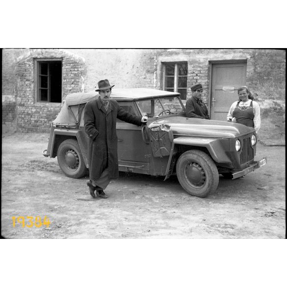 Skoda Colonial kabrió állami rendszámú autó kalapos férfival, jármű, közlekedés, gépkocsi, 1950-es évek, Eredeti fotó negatív.